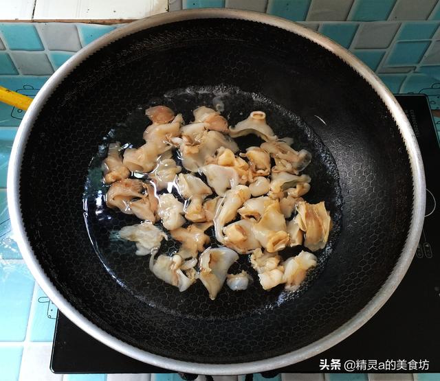 洋葱炒什么好吃，洋葱炒什么既好看又好吃（土豆别再做老一套了）