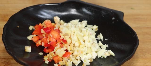 猪血怎么炒才嫩又烂，出锅又香又嫩还不腥