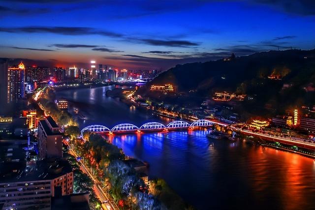兰州和西宁哪个城市好耍些，甘肃第一城遇到青海第一城
