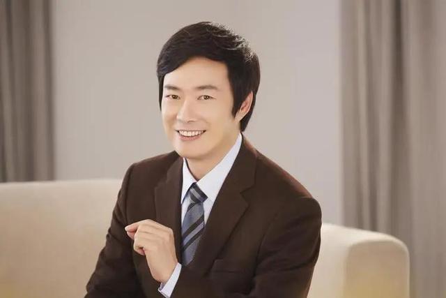 现在小哥费玉清过得怎么样，64岁的费玉清退出神坛