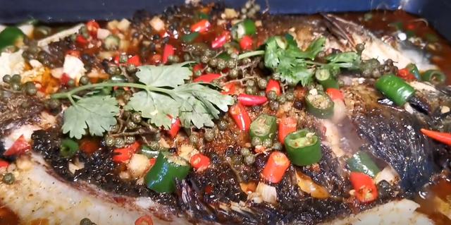 十八香烤鱼上是什么菜，三国烤鱼