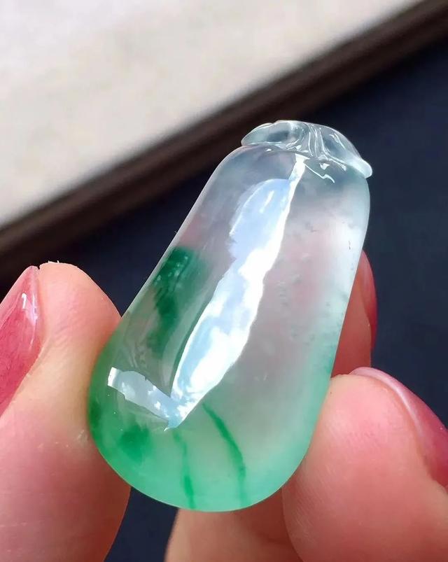 怎么鉴别真假翡翠，翡翠怎么辨别真假的最简单方法（肉眼鉴别翡翠真伪不是难事）
