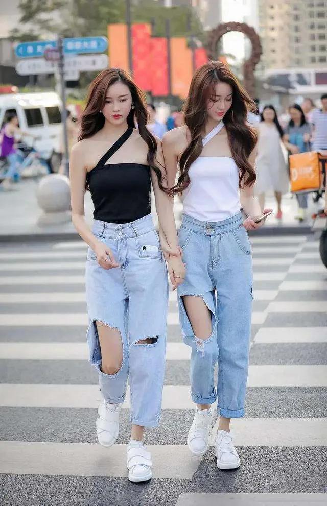 街拍牛仔裤搭配技巧，牛仔裤下面一定不要配“运动鞋”