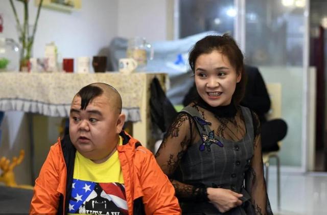 李连红和袖珍人一家，农村“袖珍人”张荣的“绝地”反击