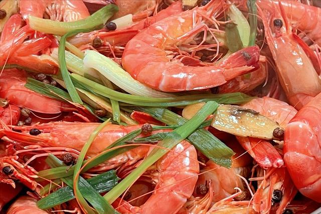 白灼虾要去虾线吗，白灼虾的正确做法怎么去除虾线（虾肉鲜嫩弹滑还不腥）