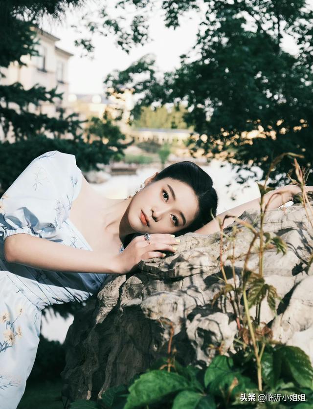 张雪迎惊艳造型，阳光俏丽的唯美