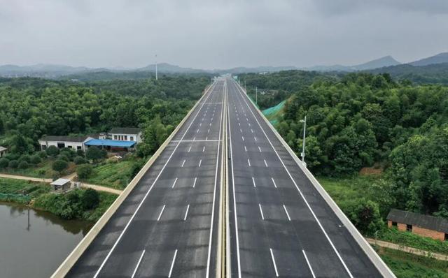 湖南新开工12条高速公路，湖南目前在建的高速公路一共有哪些?请一一列出名称？