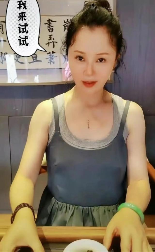 董文华今年多大岁现状如何，60岁的董文华穿棕色外套