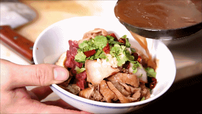 介绍一种特色美食北京烤鸭，北京烤鸭太好吃了