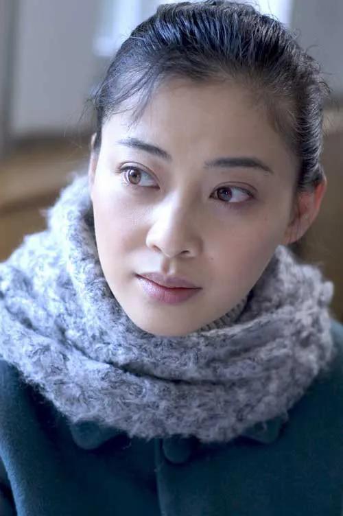 44岁的梅婷现状，44岁梅婷不惧年龄秀香肩