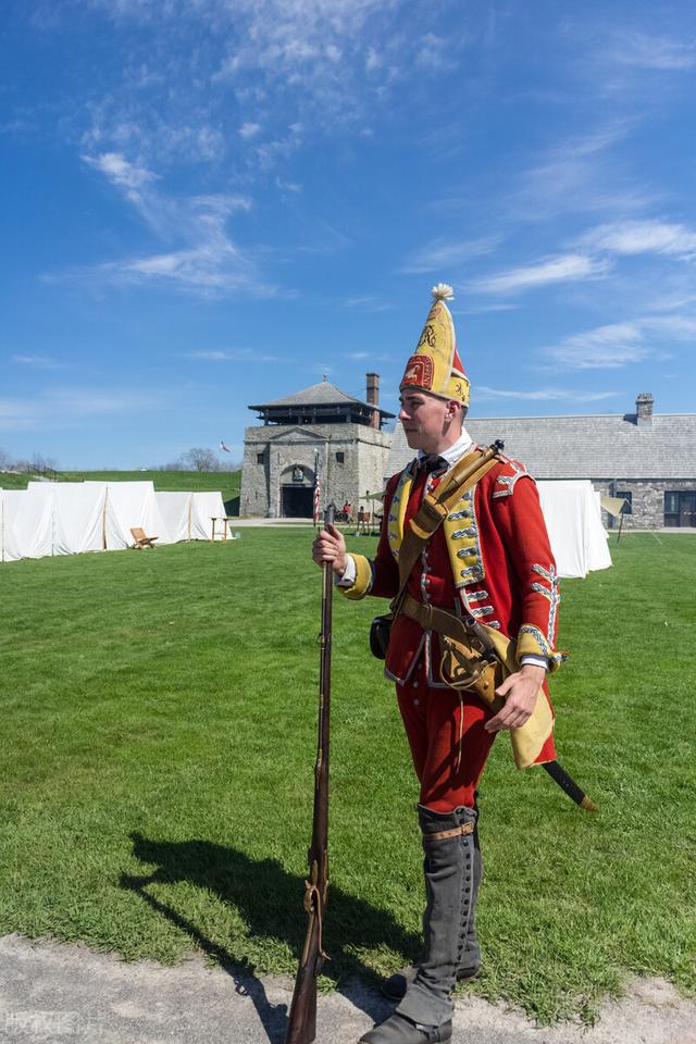 黑云压城城欲摧的全诗，李贺夜雨寄北（甲光向日金鳞开”描绘了怎样的景象）