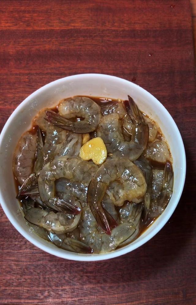 在家里怎么做香酥大虾，炸大虾，有人用面粉有人直接炸