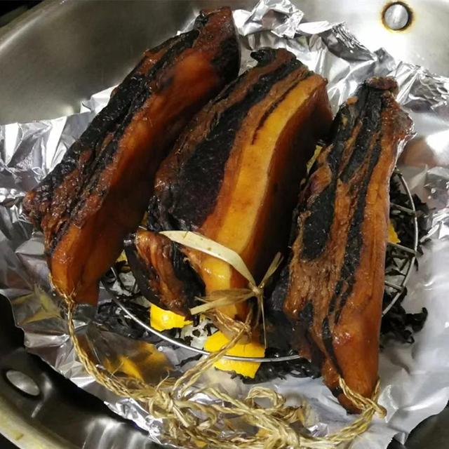 如何在家自制熏腊肉，在家做自己做熏腊肉很简单