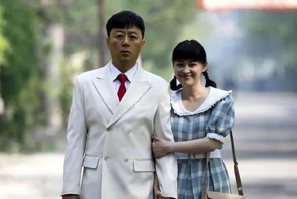 44岁的梅婷现状，44岁梅婷不惧年龄秀香肩