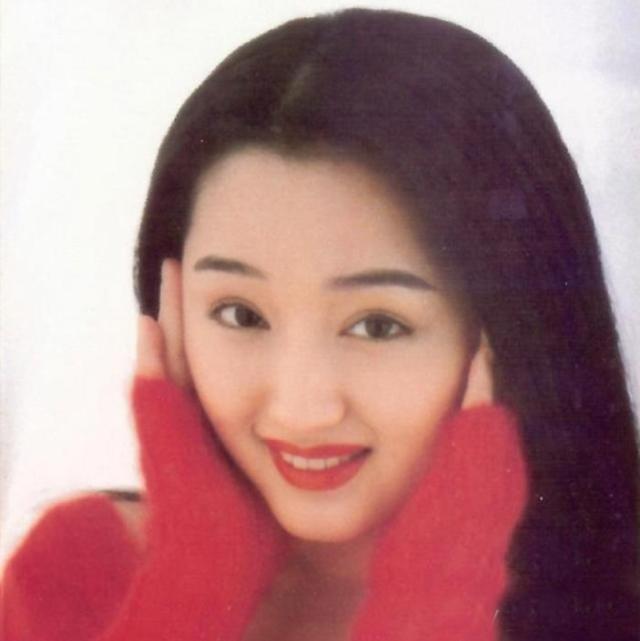 杨钰莹曾经红透半边天的一代天后，从甜歌天后到
