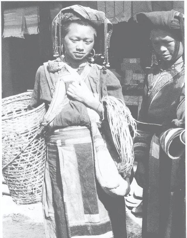 最美不过山里的傈僳姑娘，三十年代云南少数民族美女