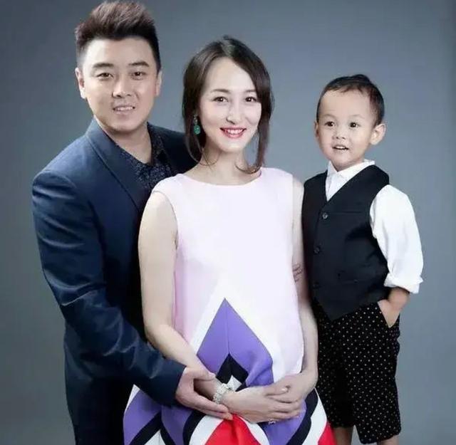 王皓一家四口同框，王皓现在和他妻子怎么样了