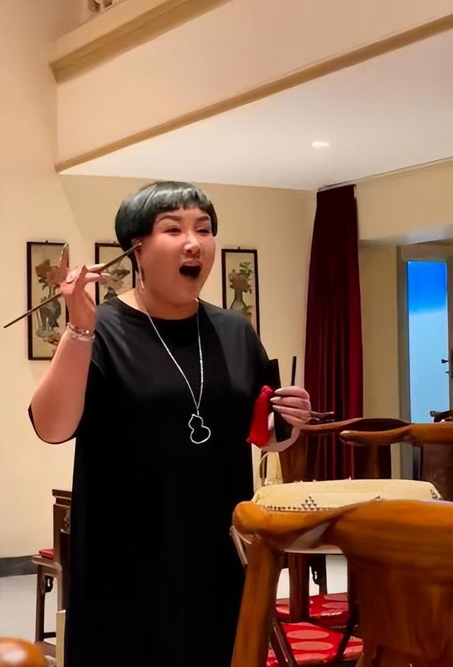 郭德纲四个夫人，郭德纲晒一家四口全家福为爱妻庆生