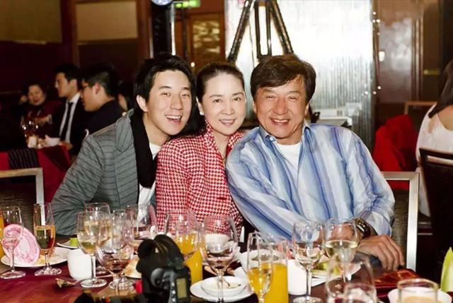林凤娇简介和个人资料，女星林凤娇：嫁给成龙40年