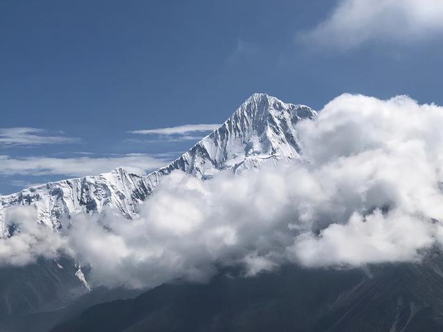 贡嘎雪山主峰，屹立于众峰之巅