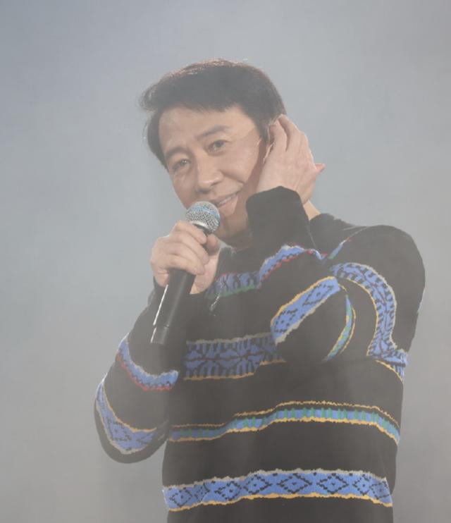 黎明现在是几线艺人，55岁黎明低调现身演唱会