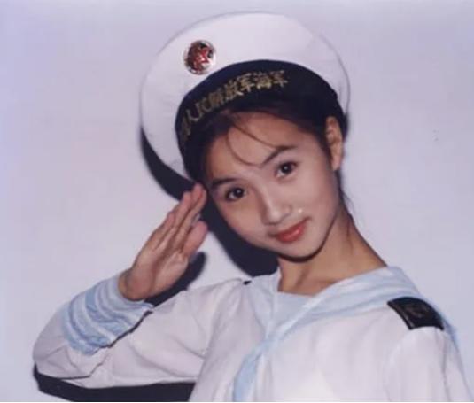 柳岩傲人的身材一直备受网友羡慕，吴尊模仿球星动作