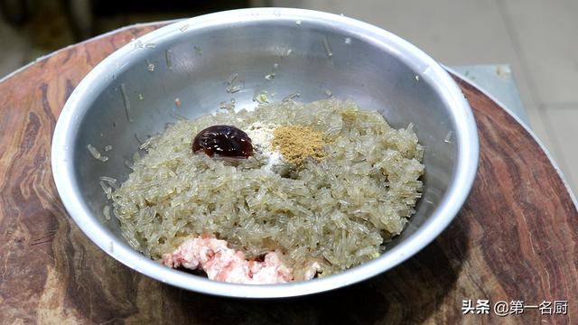 在家怎样炸丸子好吃又酥，丸子金黄酥脆