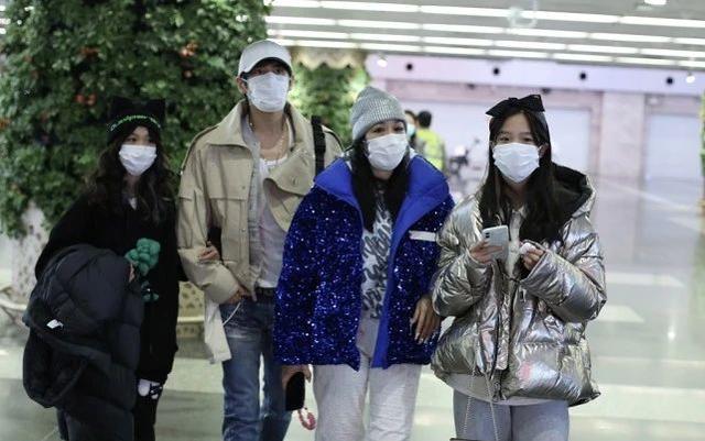  钟丽缇年轻时穿校服，大龄女明星的校服装扮