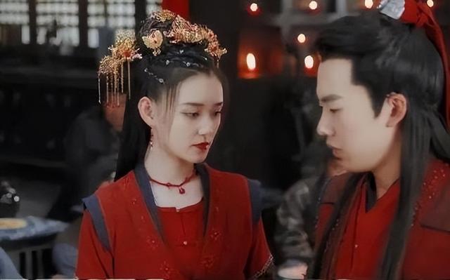 蒋依依吴磊最萌身高差，青梅竹马恋情起底信息量巨大