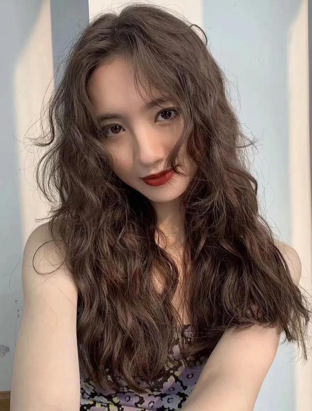 羊毛卷怎么打理，羊毛卷怎么卷好看又显年轻