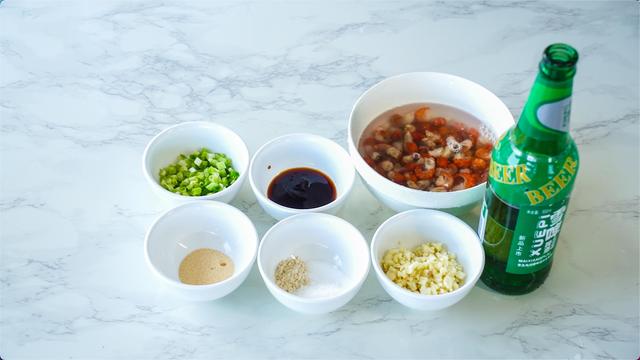 蒜蓉龙虾尾怎么做，蒜蓉龙虾尾好吃的做法（蒜蓉龙虾尾的家常做法全过程）