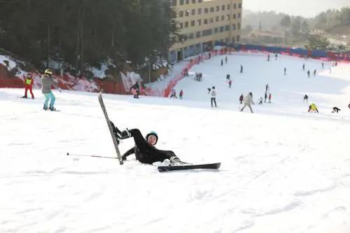滑雪需要什么装备，想要去滑雪有哪些装备是必备的