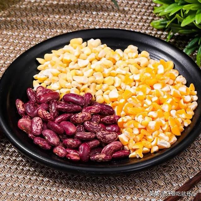 东北人餐桌上的最爱，东北大碴子粥配啥菜