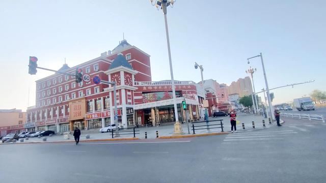 盘锦向海大道与商贸北街交叉路口，盘锦市向海大道
