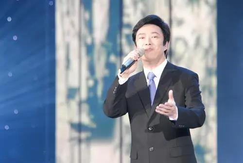 现在小哥费玉清过得怎么样，64岁的费玉清退出神坛