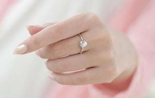 女生戴戒指的含义，女生戴戒指寓意什么