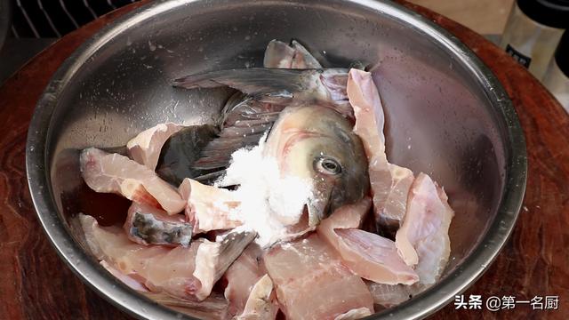 炖鱼放花椒大料吗，炖鱼最好放哪些调料