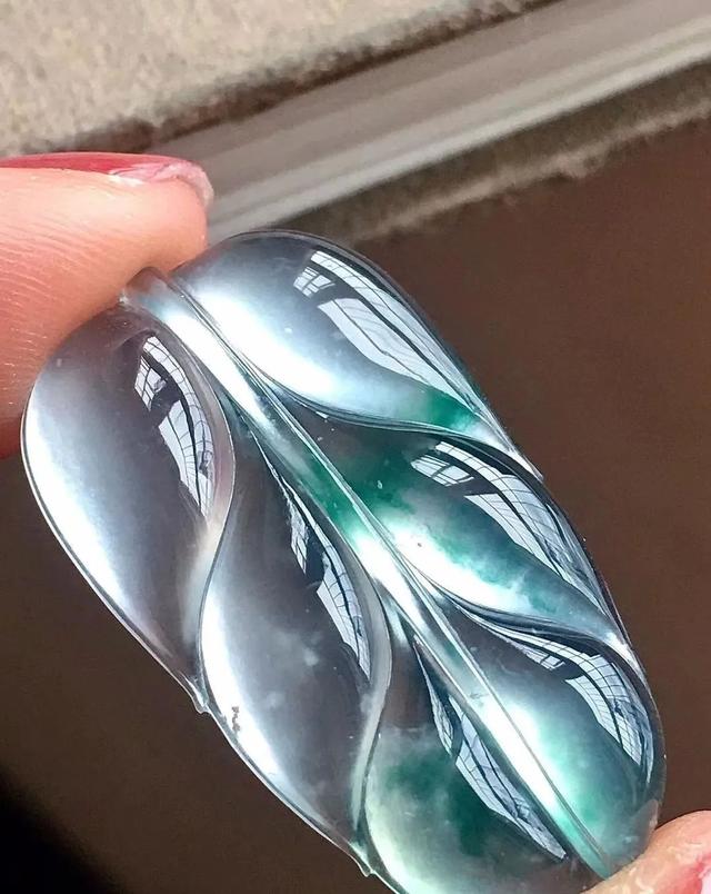 怎么鉴别真假翡翠，翡翠怎么辨别真假的最简单方法（肉眼鉴别翡翠真伪不是难事）