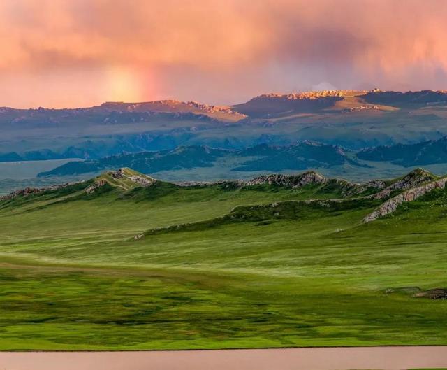 巴音布鲁克大草原，巴音布鲁克大草原的旅游攻略（为何说新疆旅游一定要去巴音布鲁克草原）