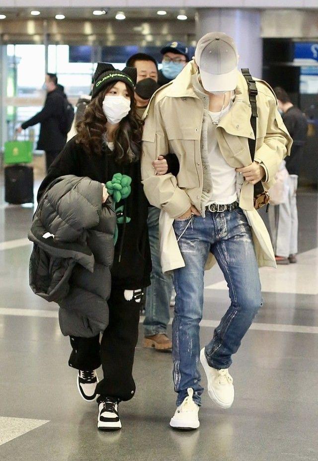  钟丽缇年轻时穿校服，大龄女明星的校服装扮