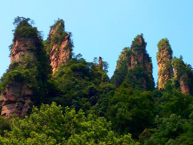 得天独厚的庐山风景，白云伴晚霞 街火点苍穹