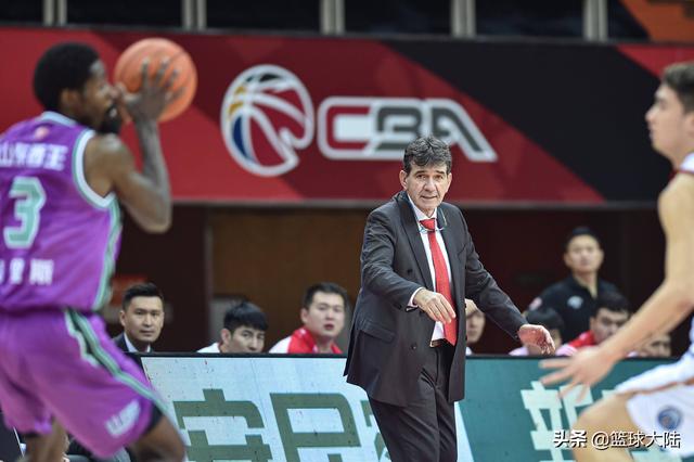 北京首钢主教练，北京首钢男篮主教练水平评价（解立彬正式下课）
