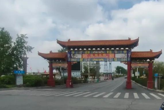 盘锦向海大道与商贸北街交叉路口，盘锦市向海大道