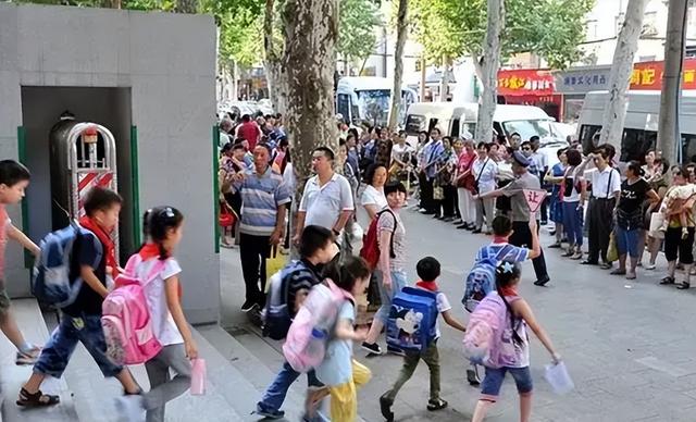 小学什么时候放暑假，今年中小学生几月份放暑假（成都中小学开学和放暑假时间明确）