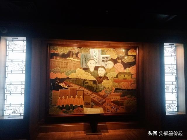 十一上海外滩游，民众欣赏上海黄浦江两岸夜景