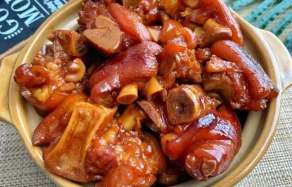 黄焖猪蹄该怎么做，两块钱搞定一道家常美食非常哇塞的❗黄焖猪蹄