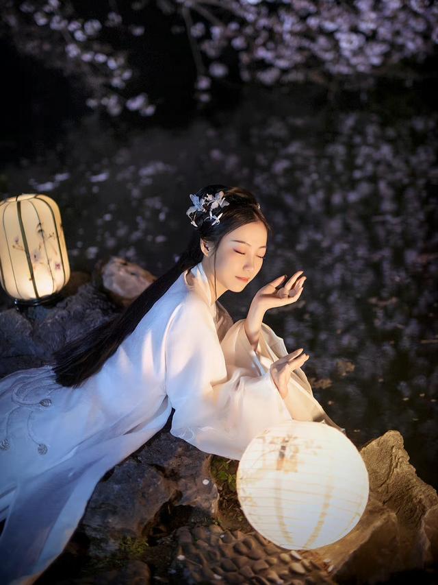 拈一朵微笑的花,拈一朵微笑的花想一番人世繁華(電視劇《倚天屠龍記》插曲) 拈一朵微笑的花,拈一朵微笑的花想一番人世繁華(電視劇《倚天屠龍記》插曲)
