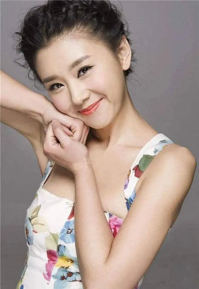 王雷李小萌婚纱照，李小萌和老公婚纱照