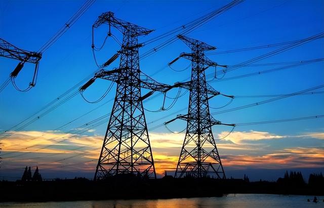 太阳耀斑是一种超强能量爆发现象，太阳耀斑大量爆发