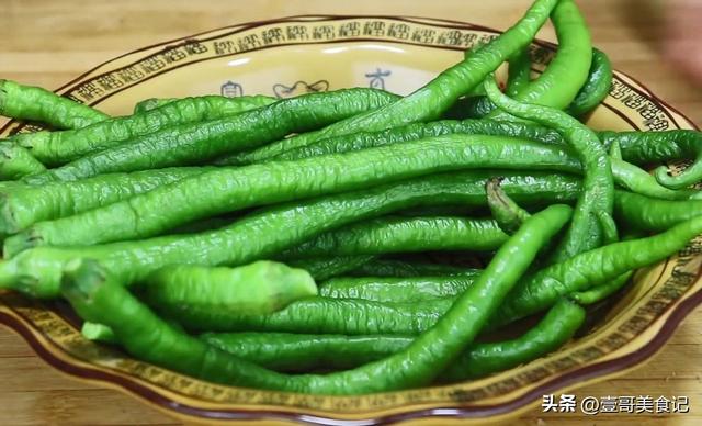 辣椒蘸盐的正宗做法，在农村用辣椒这样做蘸水